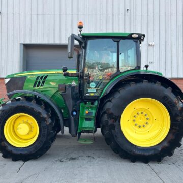 John Deere 6215R